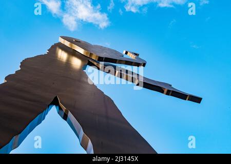 FRANKFURT, DEUTSCHLAND - 27. NOV 2017: Die kinetische Skulptur 'Hammerling man' von Jonathan Borofsky in der Nähe der Frankfurter Messe ist 21 m hoch mit Peri Stockfoto