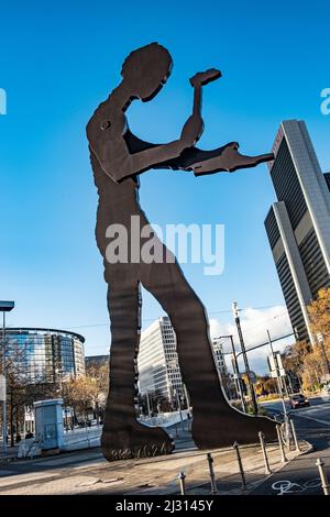 FRANKFURT, DEUTSCHLAND - 27. NOV 2017: Die kinetische Skulptur 'Hammerling man' von Jonathan Borofsky in der Nähe der Frankfurter Messe ist 21 m hoch mit Peri Stockfoto