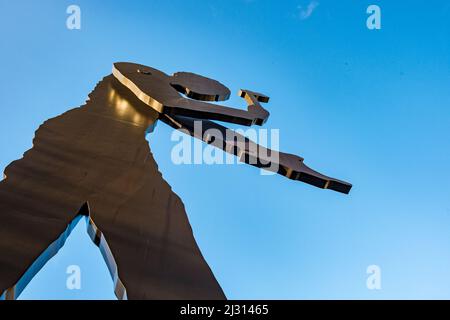 FRANKFURT, DEUTSCHLAND - 27. NOV 2017: Die kinetische Skulptur 'Hammerling man' von Jonathan Borofsky in der Nähe der Frankfurter Messe ist 21 m hoch mit Peri Stockfoto