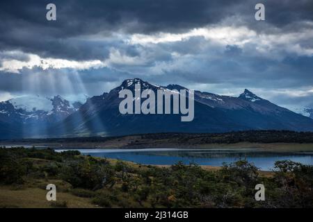 Blick über den Lago Roca auf die Bergkette des Los Glaciares National Park, Provinz Santa Cruz, Patagonien, Argentinien, Südamerika, UNESCO-Weltkulturerbe Stockfoto