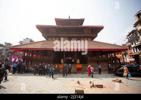 Kathmandu, Nepal. 4. April 2022. Foto zeigt den Kasthamandap Tempel in Kathmandu, Nepal, 4. April 2022. Der ikonische Kasthamandap-Tempel, der beim massiven Erdbeben von 2015 beschädigt wurde, wurde am Montag nach dem Wiederaufbau eingeweiht. Quelle: Sulav Shrestha/Xinhua/Alamy Live News Stockfoto