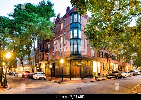 BOSTON, USA - SEP 12, 2017: Das alte Downtown-Viertel von Boston mit 3 Stockwerken und Familienhäusern bei Nacht vermittelt noch immer den Eindruck des alten viktorianischen Lebens Stockfoto