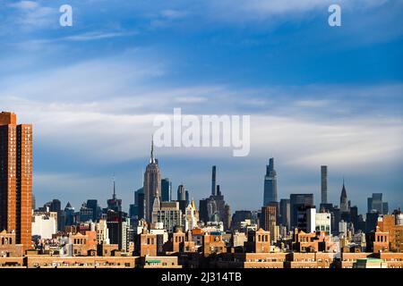 Empire State Building und Skyline von Manhattan von der Brooklyn Bridge aus gesehen Stockfoto