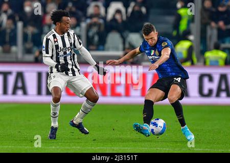 Turin, Italien. 03., April 2022. Ivan Perisic (14) von Inter und Juan Cuadrado (11) von Junvetus sahen in der Serie Ein Spiel zwischen Juventus und Inter im Allianz Stadium in Turin. (Bildnachweis: Gonzales Photo - Tommaso Fimiano). Stockfoto