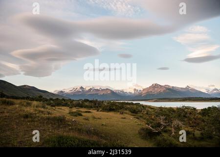 Blick über den Lago Roca auf die Bergkette des Los Glaciares National Park, Provinz Santa Cruz, Patagonien, Argentinien, Südamerika, UNESCO-Weltkulturerbe Stockfoto