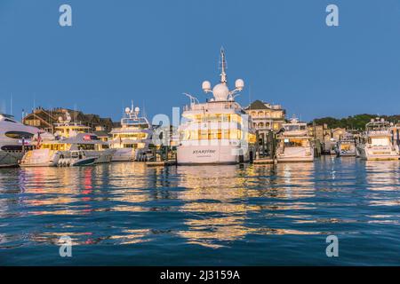 NEWPORT, USA - SEP 23, 2017: Luxusyacht bei Sonnenuntergang im Hafen von Newport, USA. Stockfoto