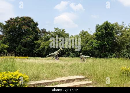 Schöne lange Aufnahme von Dinosauriern Zementskulpturen isoliert im Garten der Gulbarga Universität: Kalaburagi, Karnataka, Indien-Oktober 14,2021 Stockfoto