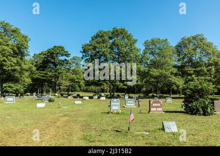 MASHPEE, USA - SEP 24, 2017: Alter Friedhof von Mashpee mit alten und neuen Gräbern, geschmückt mit Sternen und Streifenflagge. Der älteste Grabstein stammt aus dem Jahr 188 Stockfoto