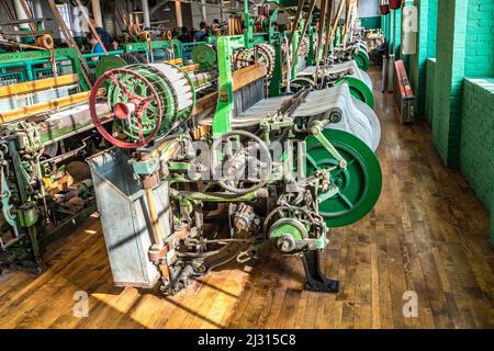 LOWELL, USA - SEP 26, 2017: Besuch des Industriemuseums Boott Cotton Mills in Lowell, USA. Der Maschinenraum ist identisch mit den Arbeitsbedingungen in Stockfoto