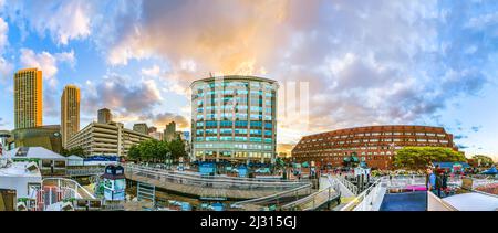 BOSTON, USA - SEP 29, 2017: Blick auf die Skyline von Boston mit altem und modernem Wolkenkratzer und Fluss mit Booten. Stockfoto