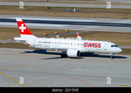 Swiss Airlines Airbus A220 CS300 rollt. Neues modernes Flugzeug der Swiss International Air Lines am Flughafen Kloten. Stockfoto