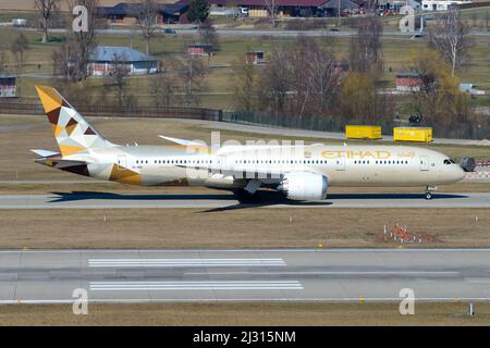 Etihad Airways Boeing 787-9 Dreamliner rollt auf dem Flughafen Zürich. Flugzeug von Etihad 787 Flugzeug. Stockfoto