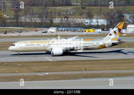 Etihad Boeing 787-9 Dreamliner-Flugzeug startet am Flughafen Zürich. Flugzeug von Etihad Airways 787. Fluggesellschaft aus den Vereinigten Arabischen Emiraten. Stockfoto