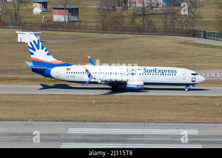 Sun Express Boeing 737 rollt vor dem Abflug nach Antalya. Flugzeuge wigh scimitar winglets. SunExpress-Flugzeug TC-SOD. Stockfoto