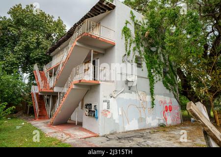 Verlassene Wohngebäude in einem einkommensschwachen Wohnungsmarkt Stockfoto