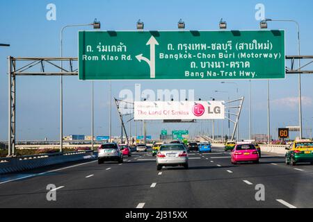 Bangkok, Thailand - 21. Dezember 2009: Mautstraße führt vom Flughafen in die Innenstadt von Bangkok. Die Autobahn ist eine mautpflichtige Straße und zu teuer für schlechte Peop Stockfoto