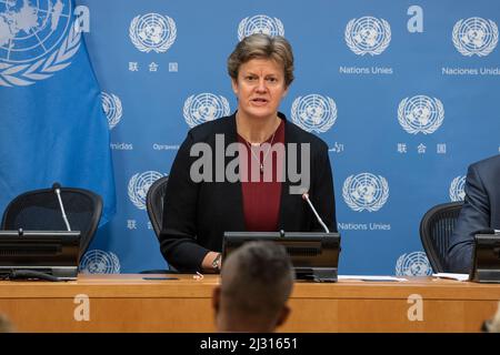 New York, New York, USA. 4. April 2022. Botschafterin Barbara Woodward, Ständige Vertreterin des Vereinigten Königreichs bei den Vereinten Nationen und Präsidentin des Sicherheitsrats für den Monat April, informiert die Presse über das SC-Programm für den Monat im UN-Hauptquartier (Bildquelle: © Lev Radin/Pacific Press via ZUMA Press Wire) Stockfoto