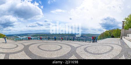 RÜDESHEIM, DEUTSCHLAND - APR 26, 2017: Blick auf das Rheintal beim Niederwalddenkmal im Landschaftspark Niederwald bei Rüdesheim Stockfoto