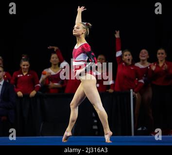 Norman, OK, USA. 2. Apr, 2022. Während der Finals des NCAA Women's Gymnastics Norman Regional im Lloyd Noble Center in Norman, OK. Kyle Okita/CSM/Alamy Live News Stockfoto