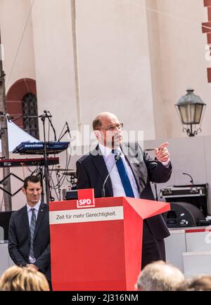 FRANKFURT, DEUTSCHLAND - 25. AUG 2017: Kandidat für die deutsche Kanzlerin Martin Schulz hält eine Rede vor seinem Publikum in Frankfurt am Römerplatz. Stockfoto