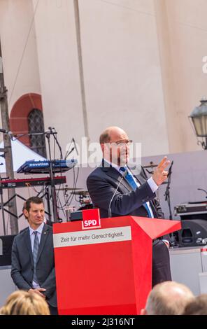 FRANKFURT, DEUTSCHLAND - 25. AUG 2017: Kandidat für die deutsche Kanzlerin Martin Schulz hält eine Rede vor seinem Publikum in Frankfurt am Römerplatz. Stockfoto