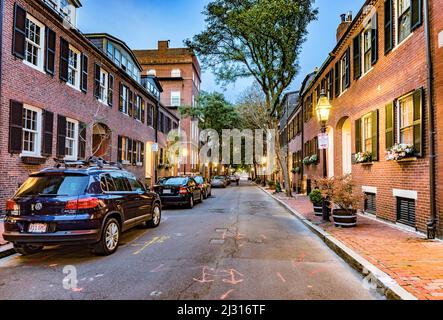 BOSTON, USA - SEP 12, 2017: Das alte Downtown-Viertel von Boston mit 3 Stockwerken und Familienhäusern bei Nacht vermittelt noch immer den Eindruck des alten viktorianischen Lebens Stockfoto