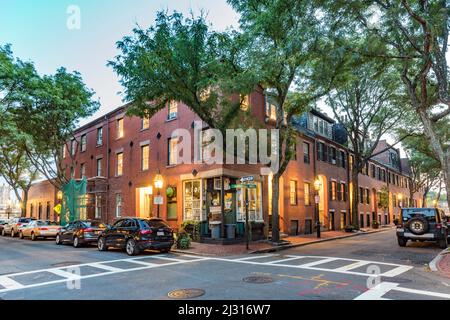 BOSTON, USA - SEP 12, 2017: Das alte Downtown-Viertel von Boston mit 3 Stockwerken und Familienhäusern bei Nacht vermittelt noch immer den Eindruck des alten viktorianischen Lebens Stockfoto