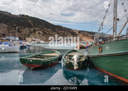 Sewastopol, Krim - 15. März 2021: Blick auf die Boote in der Balaklava-Bucht in der Nähe der Seebrücke im Frühjahr Stockfoto