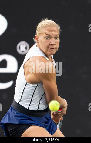 Charleston, South Carolina, USA. 4. April 2022. Kaia Kanepi (EST) besiegte Shelby Rogers (USA) 7-6, 5-7, 6-2, bei den CreditOne Charleston Open im Family Circle Tennis Center in Charleston, South Carolina. © Leslie Billman/Tennisclix/CSM/Alamy Live News Stockfoto