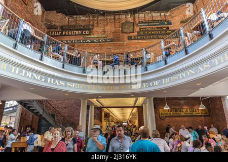 BOSTON, USA - SEP 12, 2017: Die Menschen besuchen den Quincy Market in der Innenstadt von Boston am Freedom Trail. Stockfoto