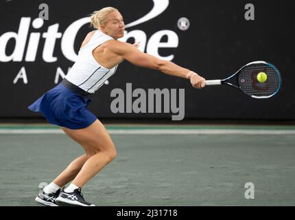 Charleston, South Carolina, USA. 4. April 2022. Kaia Kanepi (EST) besiegte Shelby Rogers (USA) 7-6, 5-7, 6-2, bei den CreditOne Charleston Open im Family Circle Tennis Center in Charleston, South Carolina. © Leslie Billman/Tennisclix/CSM/Alamy Live News Stockfoto