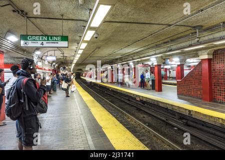 BOSTON, USA - SEP 12, 2017: Die Leute warten auf die nächste Metro an der grünen Linie Station. Die Boston Metro aus dem 19th. Jahrhundert ist eine der ältesten in den USA. Stockfoto