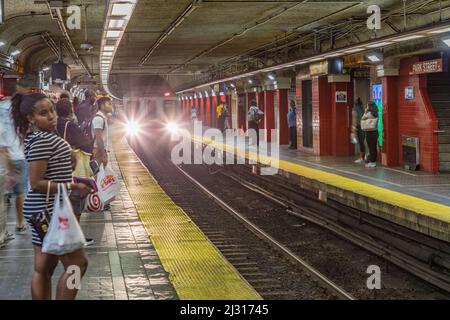 BOSTON, USA - SEP 12, 2017: Die Leute warten auf die nächste Metro an der grünen Linie Station. Die Boston Metro aus dem 19th. Jahrhundert ist eine der ältesten in den USA. Stockfoto