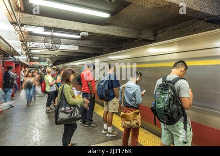 BOSTON, USA - SEP 13, 2017: In der ältesten U-Bahn der USA steigen Menschen in den roten Zug ein. Stockfoto