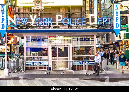 NEW YORK, USA 5. Okt 2017: Polizeiwache der New Yorker Polizei am Times Square am späten Nachmittag. Sie achten auf Times Square, um Verbrechen zu vermeiden. Stockfoto