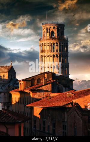 Der schiefe Turm von Pisa im Abendlicht Stockfoto