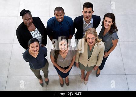 Waren das Team für Sie. Porträt eines Teams von Geschäftsleuten, die in ihrem Büro zusammen posieren. Stockfoto