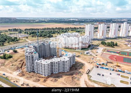 Luftaufnahme der Baustelle mit neuem modernen Apartmentgebäude im Bau Stockfoto