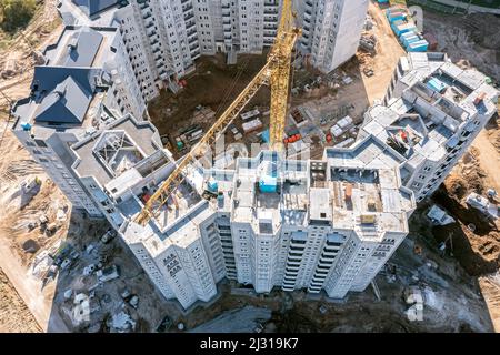 Neu gebaute Hochhäuser für die Dachinstallation. Luftaufnahme von oben. Stockfoto