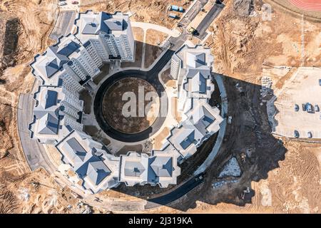 Neu gebaute Hochhaus-Wohnhäuser in städtischem Wohngebiet. Luftaufnahme von oben. Stockfoto