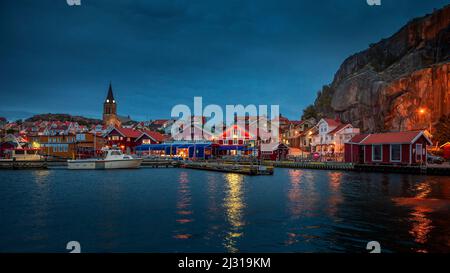 Hafen und Skyline von Fjällbacka bei Nacht, an der Westküste in Schweden Stockfoto