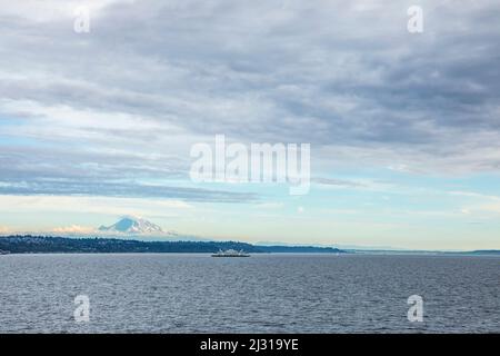 Eine Washington State Fähre überquert den Puget Sound außerhalb von Seattle mit Mount Rainier in der Ferne, Washington, USA. Stockfoto