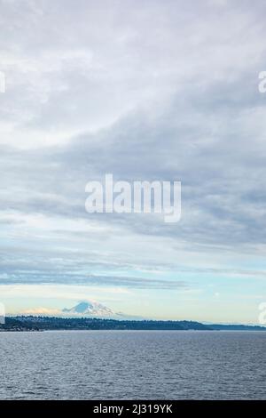 Eine Washington State Fähre überquert den Puget Sound außerhalb von Seattle mit Mount Rainier in der Ferne, Washington, USA. Stockfoto
