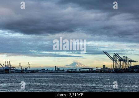 Blick über die Gewässer der Elliott Bay in Richtung West Seattle Bridge, Harbour Island und Mount Rainier. Stockfoto