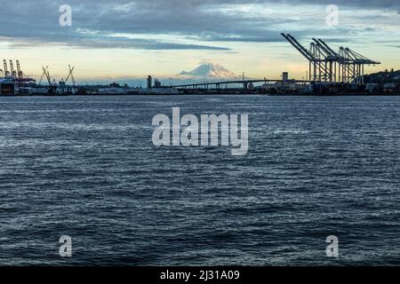 Blick über die Gewässer der Elliott Bay in Richtung West Seattle Bridge, Harbour Island und Mount Rainier. Stockfoto