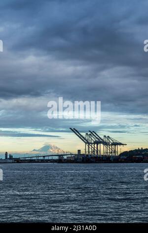 Blick über die Gewässer der Elliott Bay in Richtung West Seattle Bridge, Harbour Island und Mount Rainier. Stockfoto