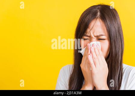 Porträt von asiatischen schöne junge Frau traurig sie weinend wischen Sie den Schleim mit Gewebe, Nahaufnahme von hübschen Mädchen niesen Sinus mit Handtuch snot fro wischen Stockfoto