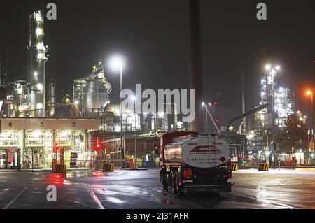 Köln, Deutschland. 05. April 2022. Tanker werden vor einer Shell-Raffinerie geparkt. Infolge des Krieges in der Ukraine sind die Energiepreise gestiegen. Quelle: Oliver Berg/dpa/Alamy Live News Stockfoto
