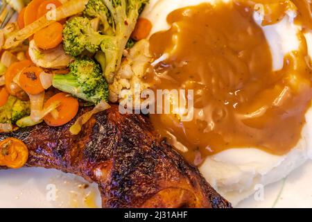Gegrillter Hähnchenschenkel mit Kartoffelpüree, fertig zum Essen Stockfoto