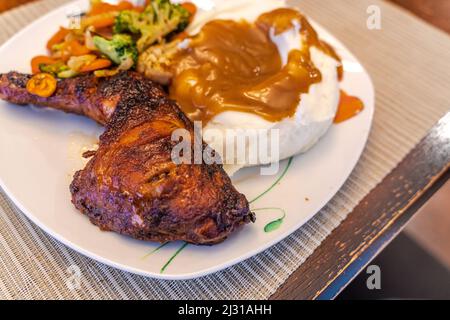 Gegrillter Hähnchenschenkel mit Kartoffelpüree, fertig zum Essen Stockfoto